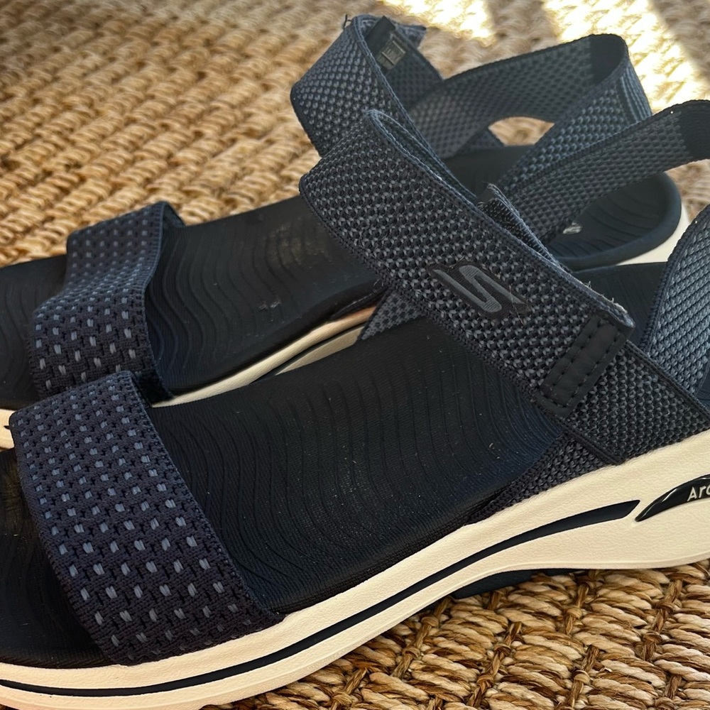 Women’s Skechers Arch-Fit Ultra Go Sandals in Blue and White Sz 9